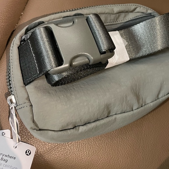 LULULEMON EVERYWHERE BELT BAG GREY SAGE NWT 1L - Picture 6 of 7